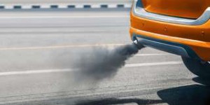 Transition écologique : pourquoi il ne faut pas mettre tout de suite votre voiture à essence à la casse