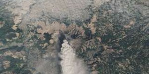 Le plus grand volcan du Japon, l'Aso, crache des nuées ardentes mortelles