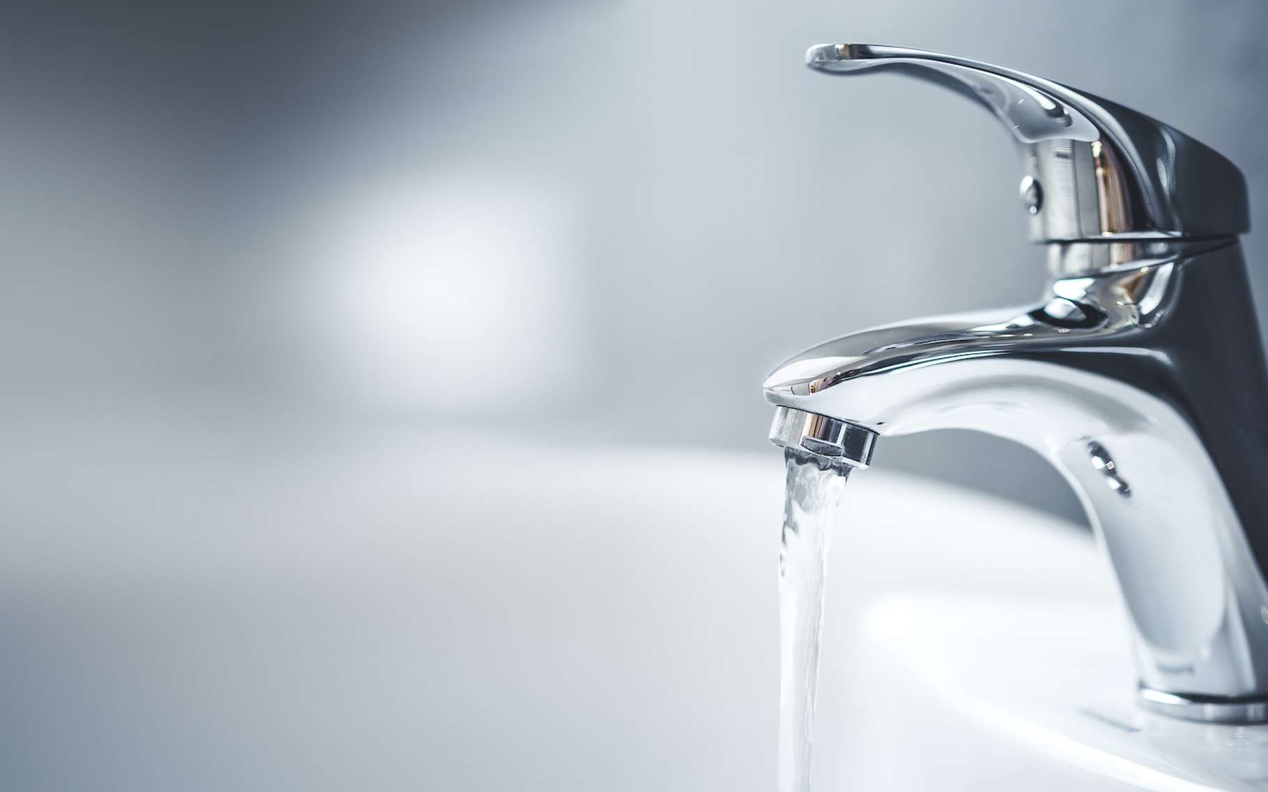Et si l’eau du robinet nous protégeait des microplastiques ?