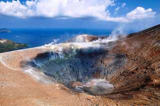 Vulcano : l'île mythique de la volcanologie est partiellement évacuée