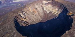 Volcan : le Piton de la Fournaise s’est rendormi avec de fascinantes flammes bleues