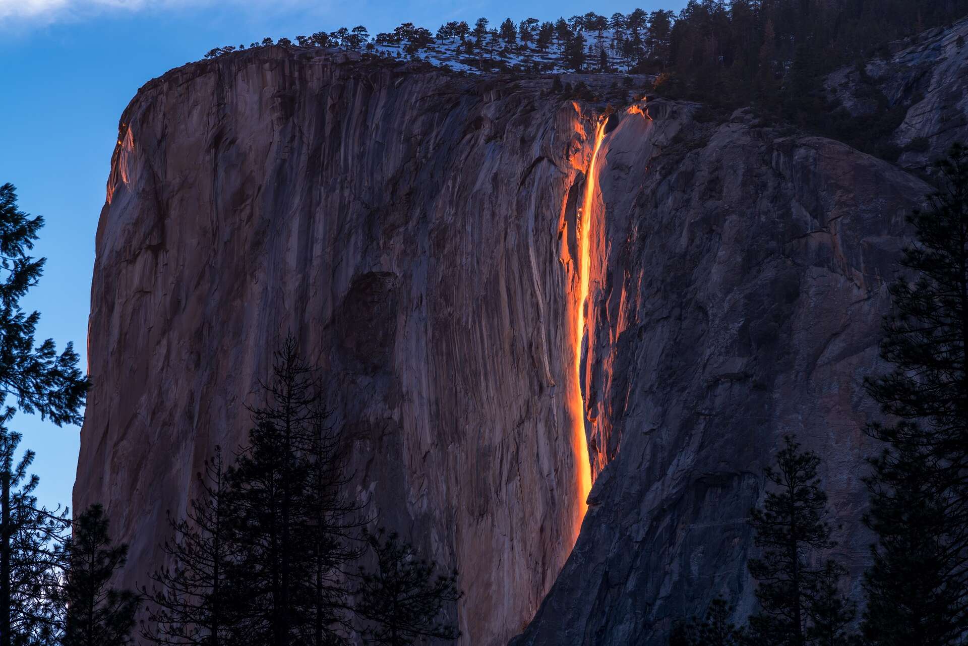 Phénomène météo extraordinaire : la cascade de feu