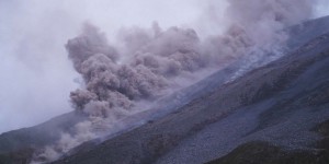 Habiter au pied d'un volcan menaçant en Indonésie