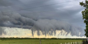 Phénomène météo extraordinaire : les nuages Scud en lambeaux