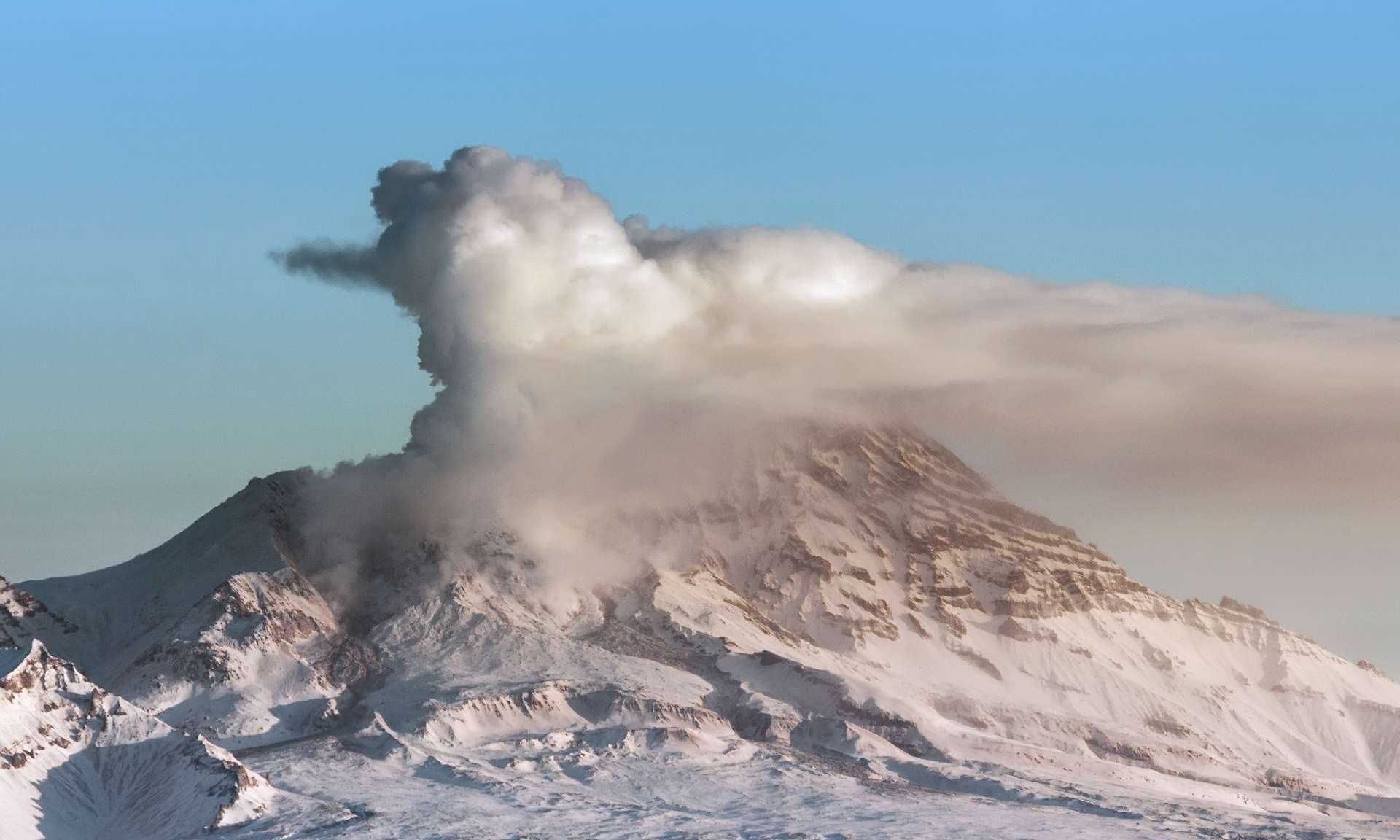Ce volcan a perdu la tête : l’éruption majeure du Shiveluch dans le Kamtchatka, en images !