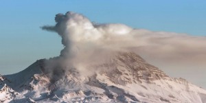 Ce volcan a perdu la tête : l’éruption majeure du Shiveluch dans le Kamtchatka, en images !
