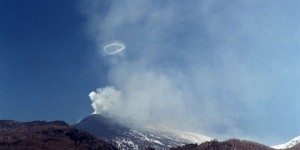 Comment les volcans font-ils ces ronds de fumée géants ?