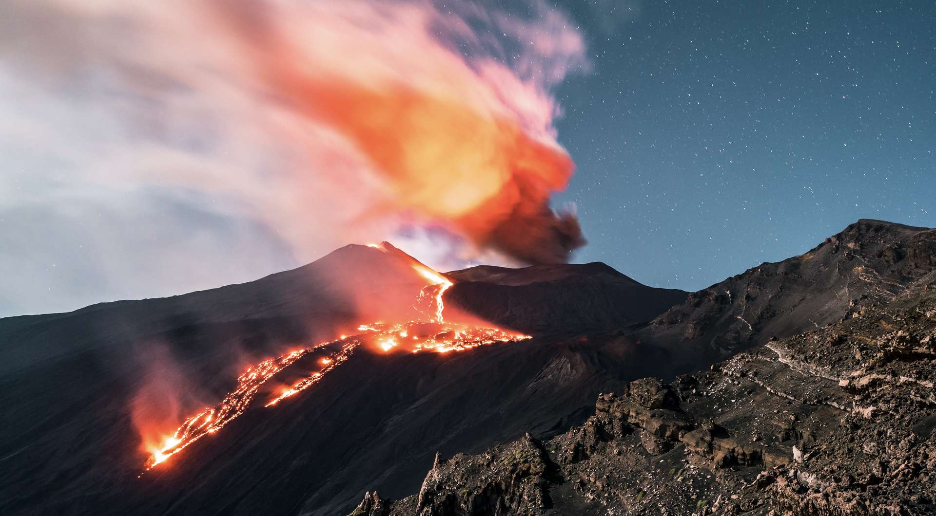 Trois grands volcans dangereux se sont réveillés ces derniers jours