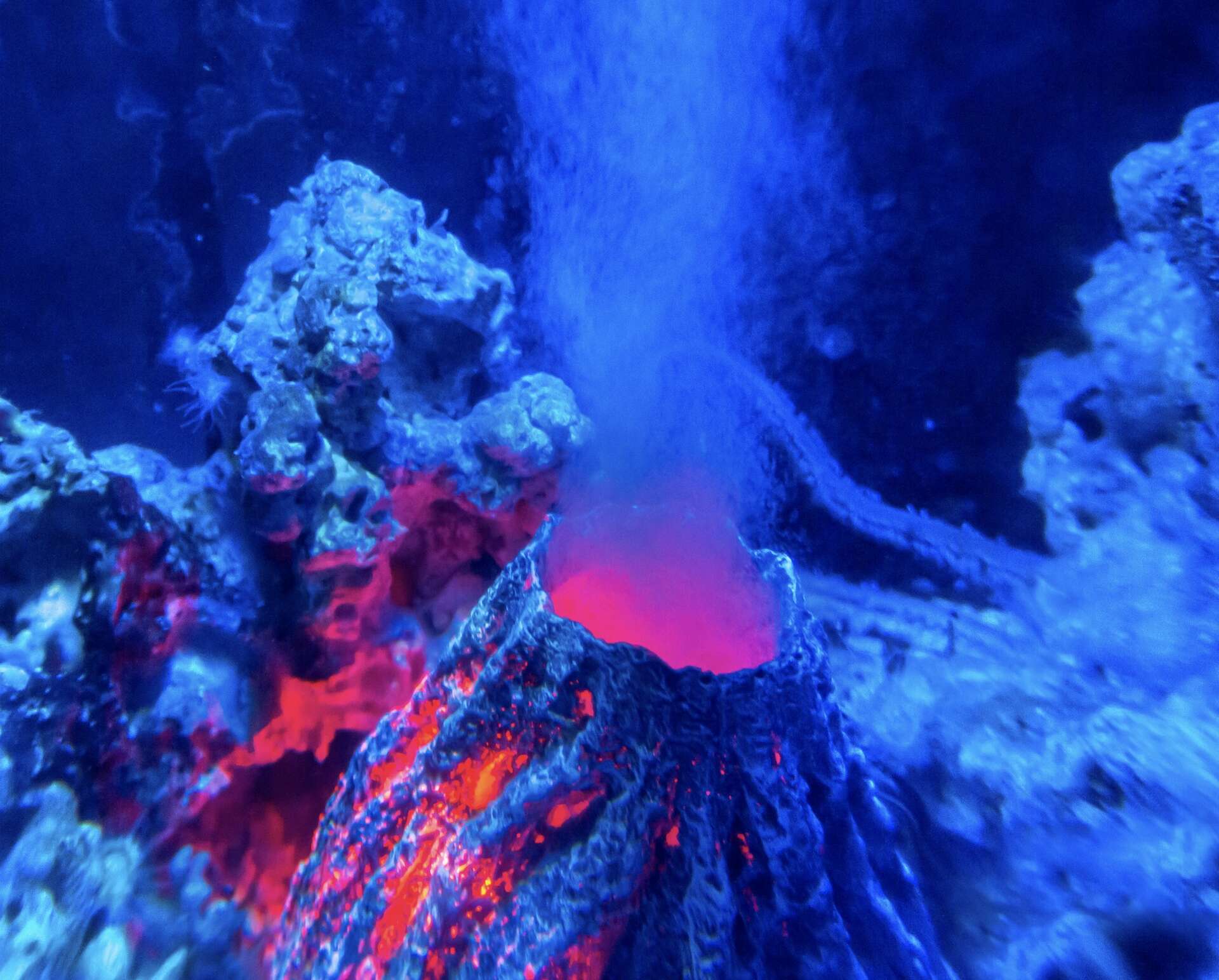 Ce volcan sous-marin crache autre chose que de la lave !