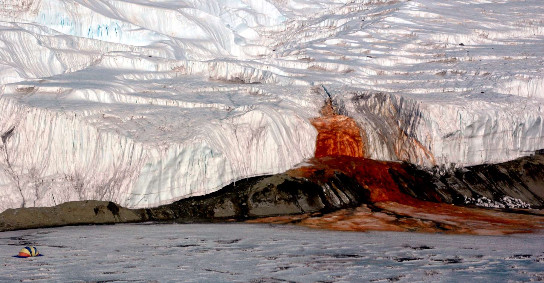 Des scientifiques ont fait une découverte étonnante sur les cascades rouge sang en Antarctique