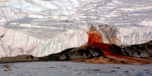 Des scientifiques ont fait une découverte étonnante sur les cascades rouge sang en Antarctique