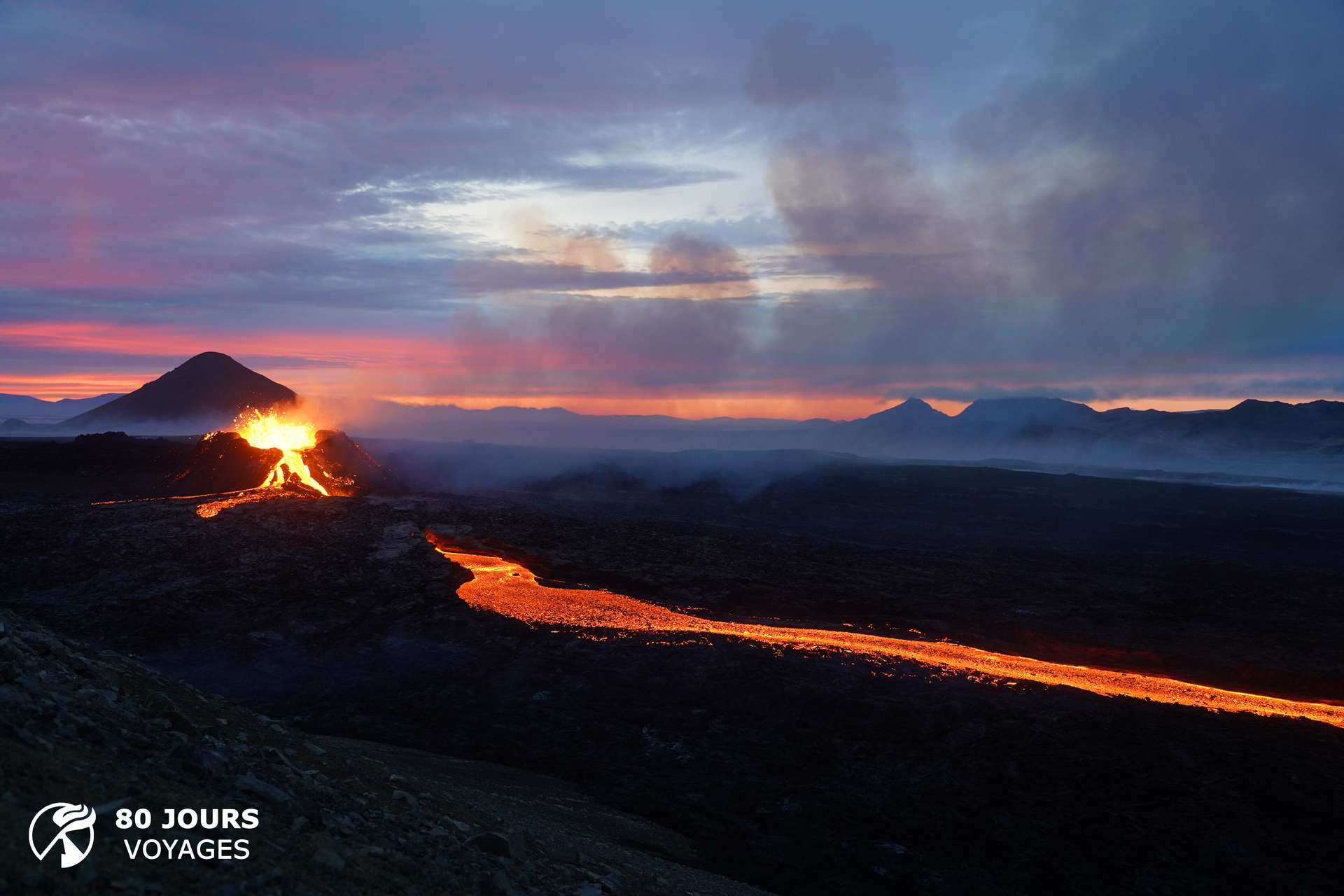 Un accès contrôlé et sécurisé permet de contempler l'éruption spectaculaire du volcan Fagradalsfjall en Islande