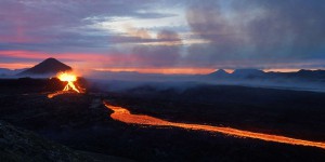 Un accès contrôlé et sécurisé permet de contempler l'éruption spectaculaire du volcan Fagradalsfjall en Islande