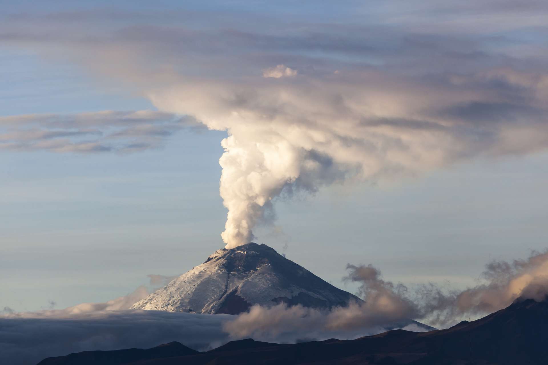 Les volcans, une sortie de secours pour le carbone organique piégé dans le manteau ?