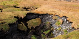 Survolez en drone « la porte de l’Enfer », le plus grand gouffre dans le permafrost du monde