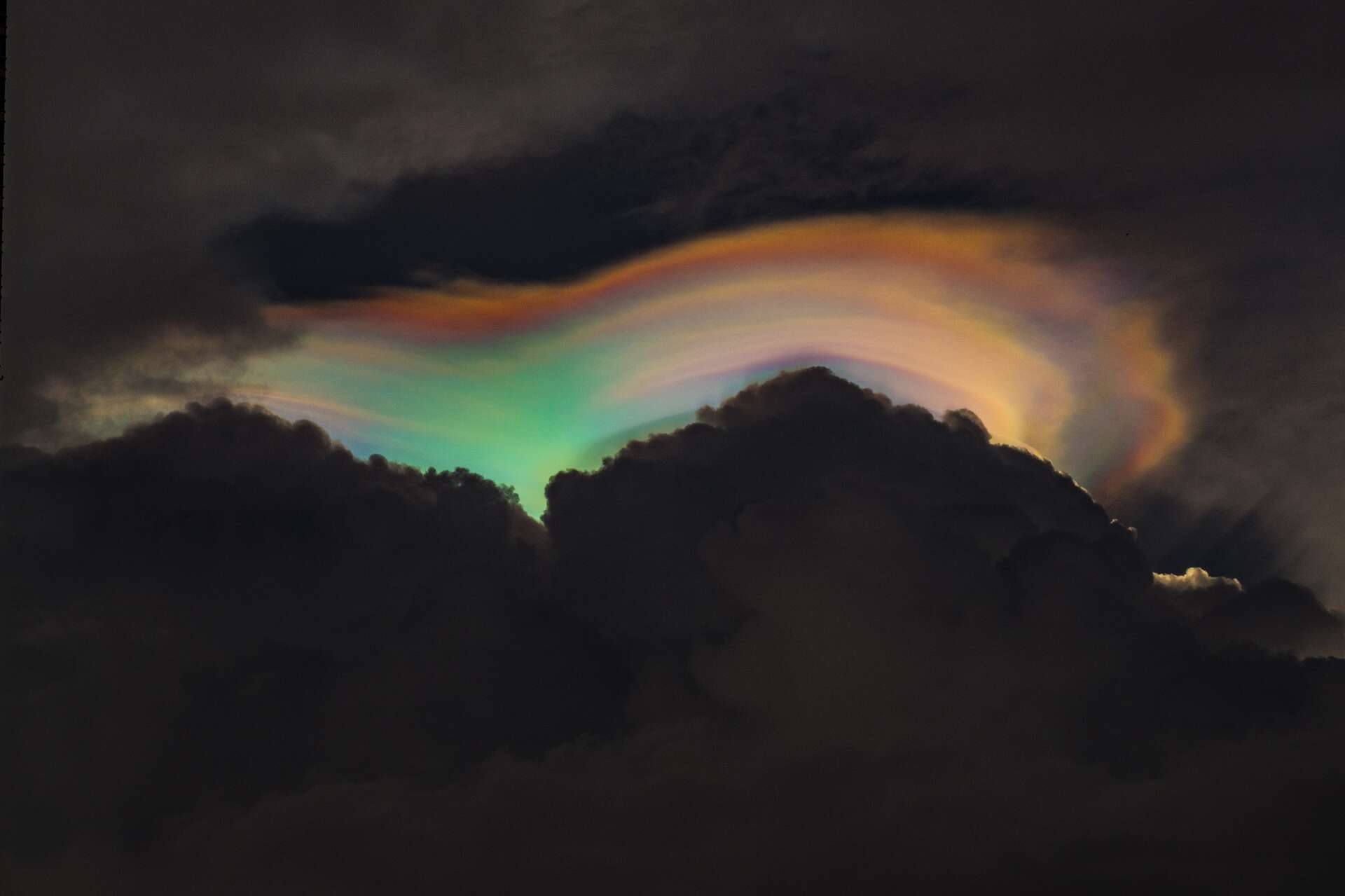 Phénomène météo extraordinaire : le pileus, nuage chapeau parfois multicolore