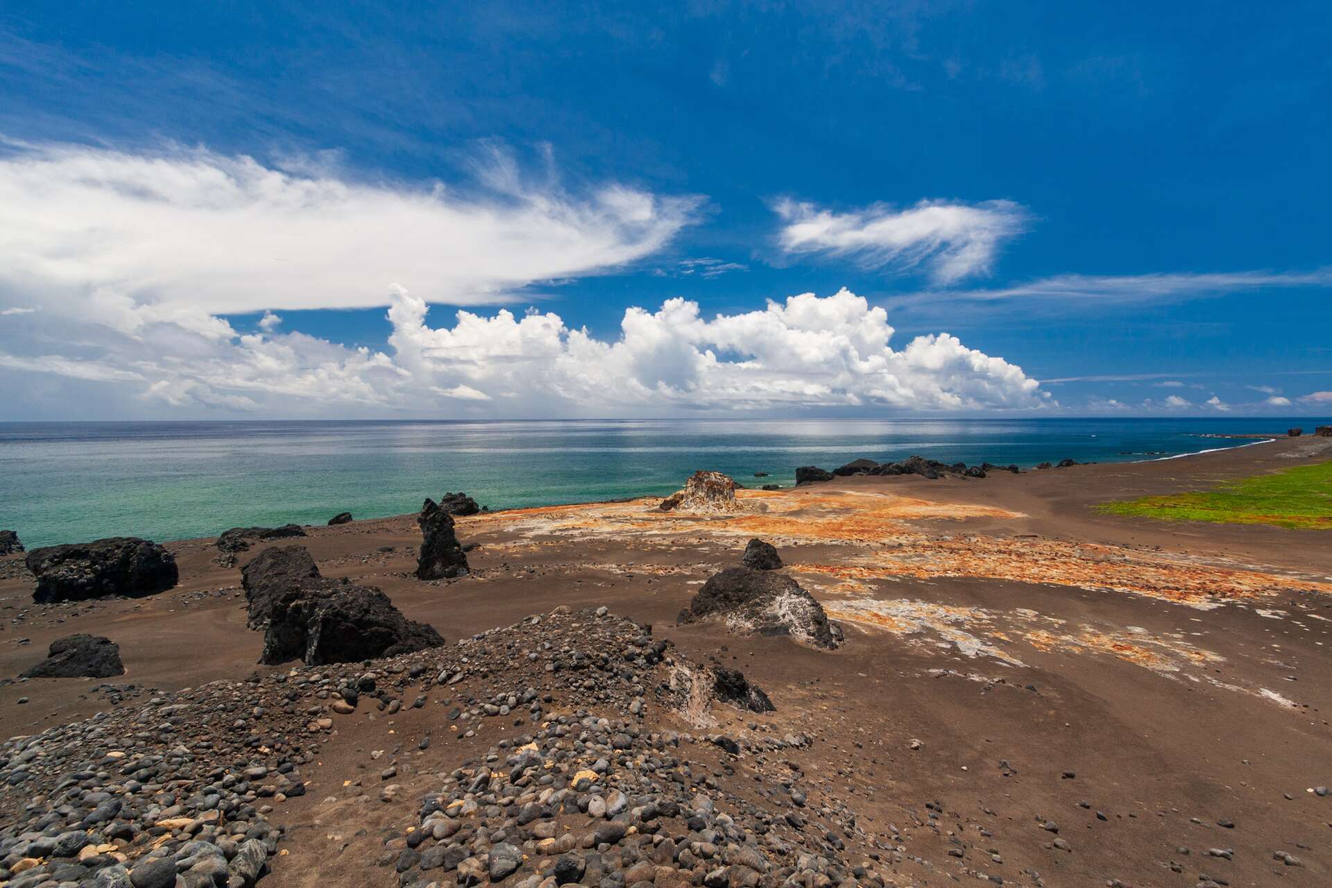 Images fascinantes de l'éruption sous-marine au large de l’île d’Iwo-Jima au Japon !