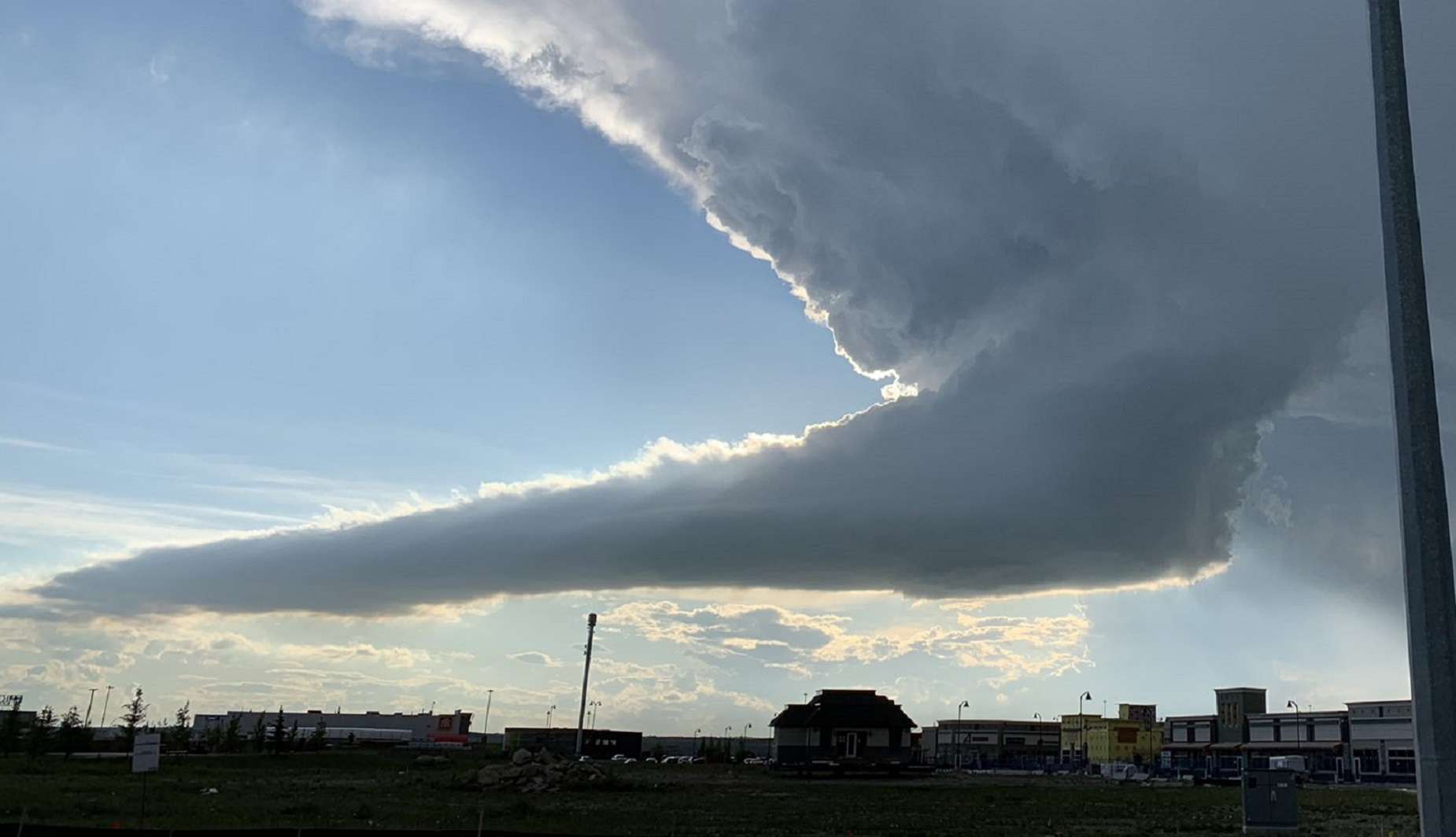 Phénomène météo extraordinaire : le nuage « queue de castor » !