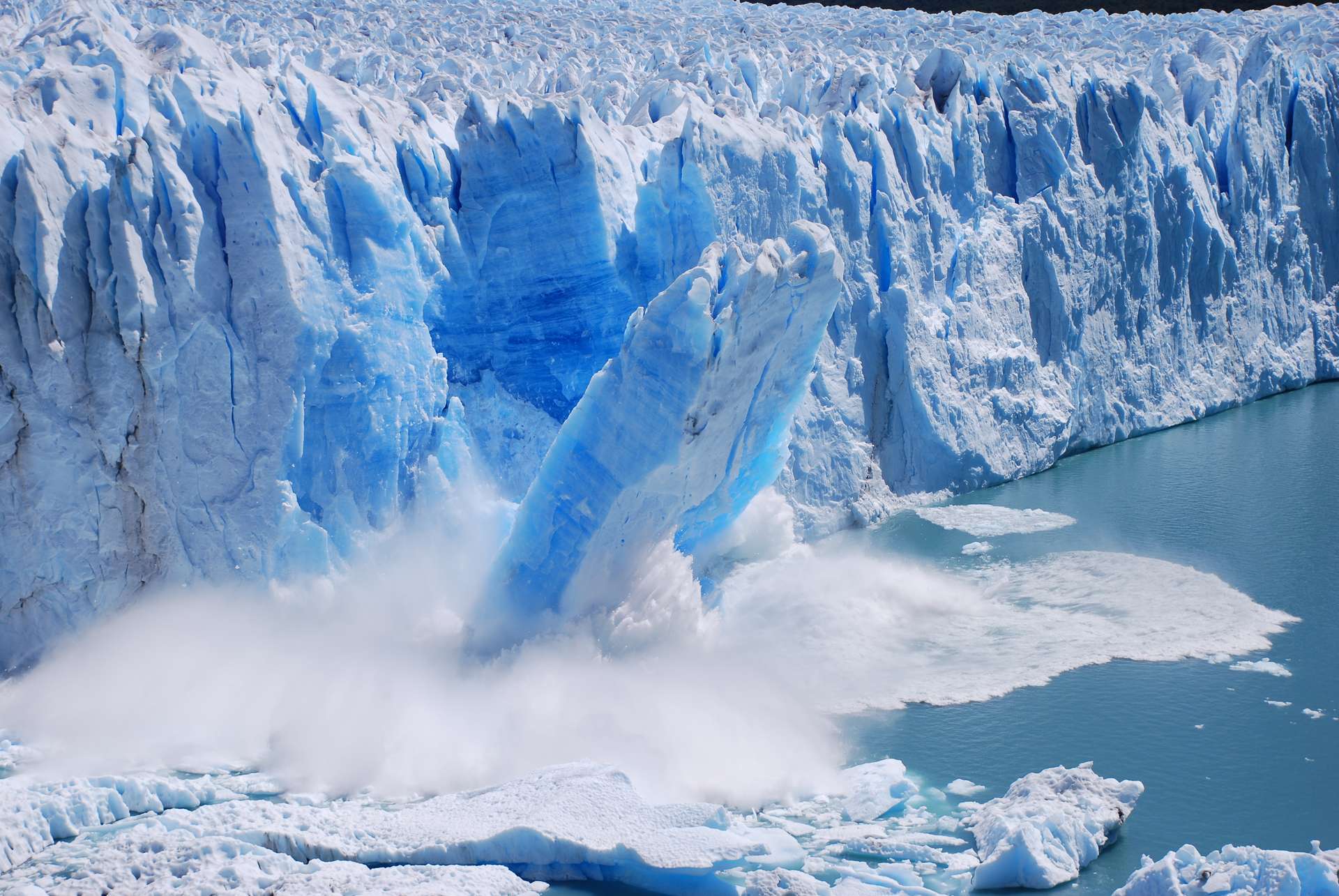 Des touristes assistent à l'effondrement spectaculaire d'un glacier en Argentine