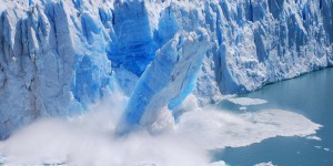 Des touristes assistent à l'effondrement spectaculaire d'un glacier en Argentine