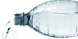 Des pesticides et des médicaments auraient été retrouvés dans des bouteilles d’eau minérale