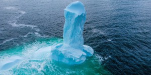 Un iceberg en forme de phallus géant flottait dans la baie de la Conception au Canada