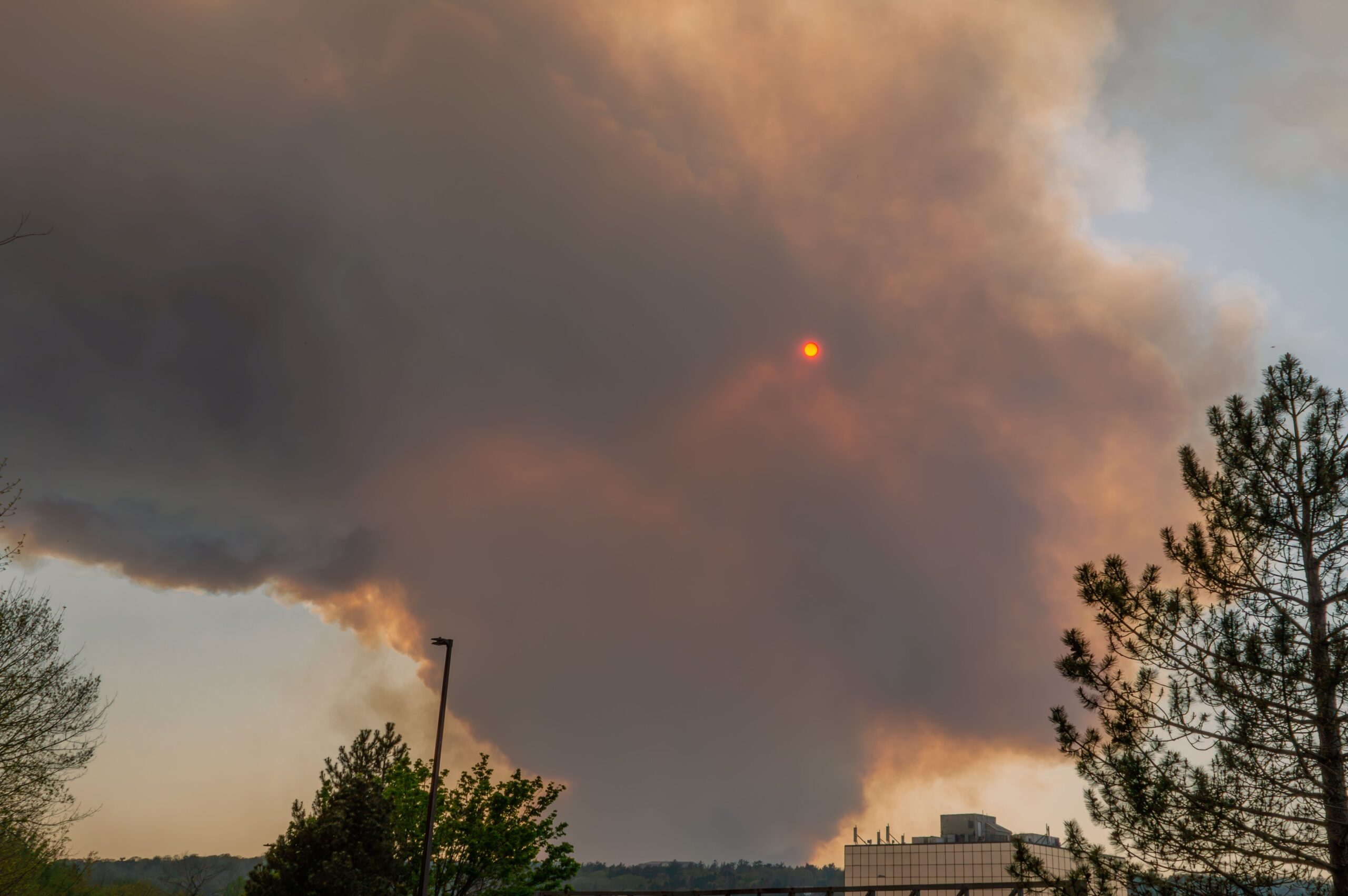 Le nuage de fumée des incendies de forêt au Canada atteint la France : quels risques pour la santé ?