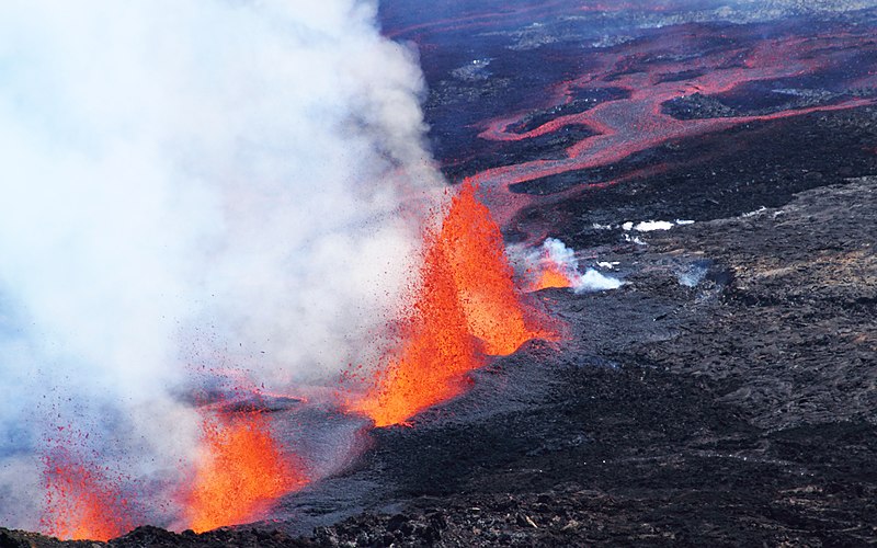 VIDEO : L’éruption du volcan du Piton de la Fournaise offre un merveilleux spectacle, mais représente-t-il un danger ?