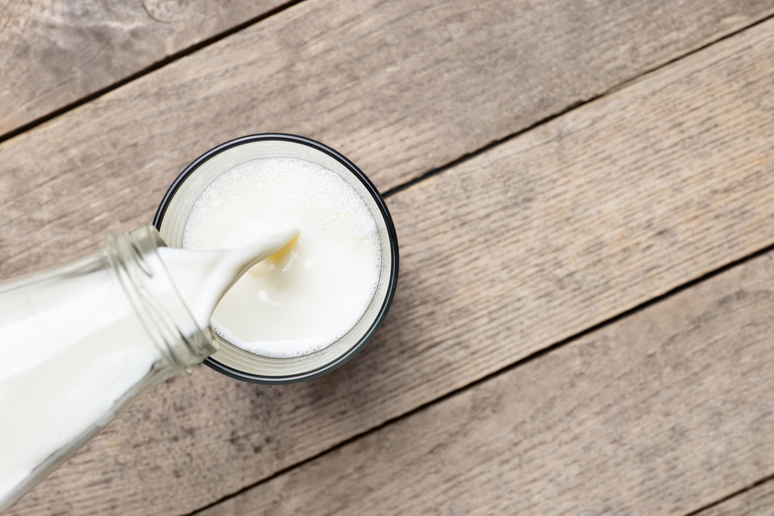 Qu’est-ce qui donne au lait sa couleur blanche ?