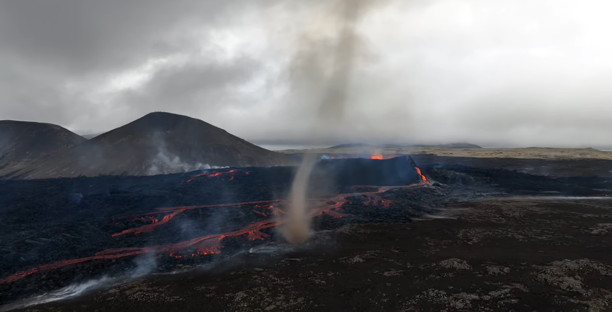 Vidéo – voici les images captivantes du volcan islandais crachant une tornade, après un mois d’éruption