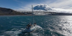 Une expédition périlleuse sur une île inhabitée de l’Atlantique Sud confirme l’existence du 8ème lac de lave au monde