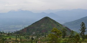 Cette colline serait en fait la plus ancienne pyramide du monde