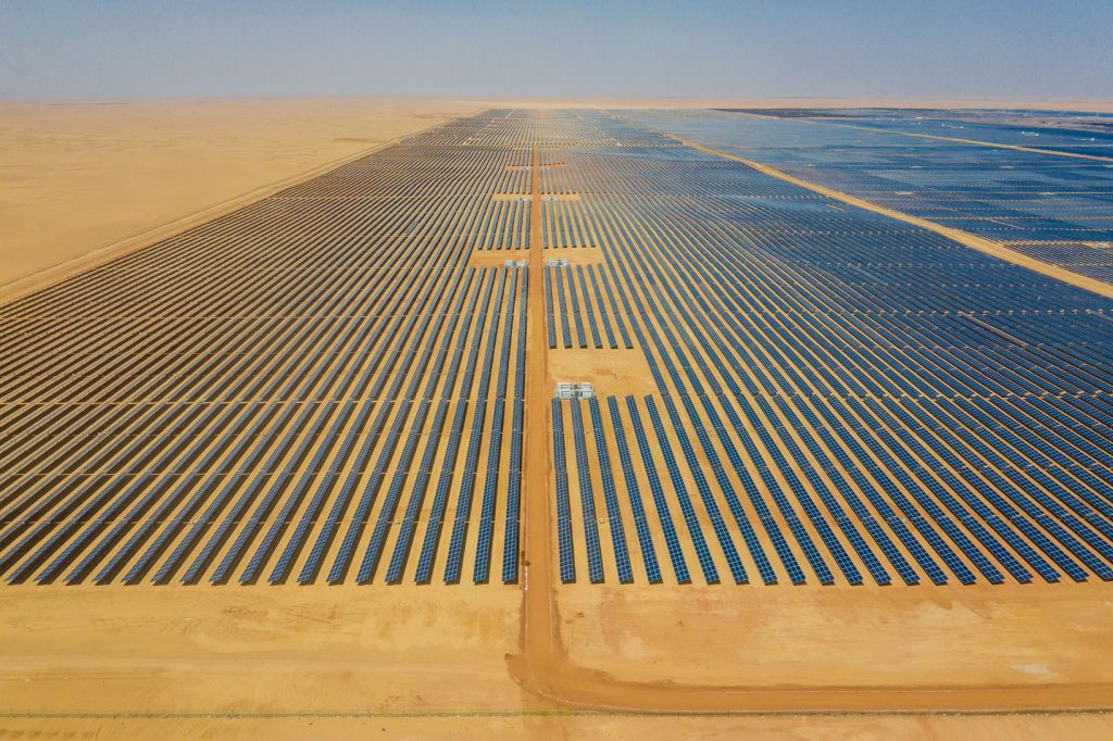 COP28 : les Emirats Arabes Unis lèvent le voile sur le plus grand parc solaire au monde