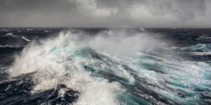 La montée en puissance des vagues océaniques : une facette sismique inattendue du réchauffement climatique