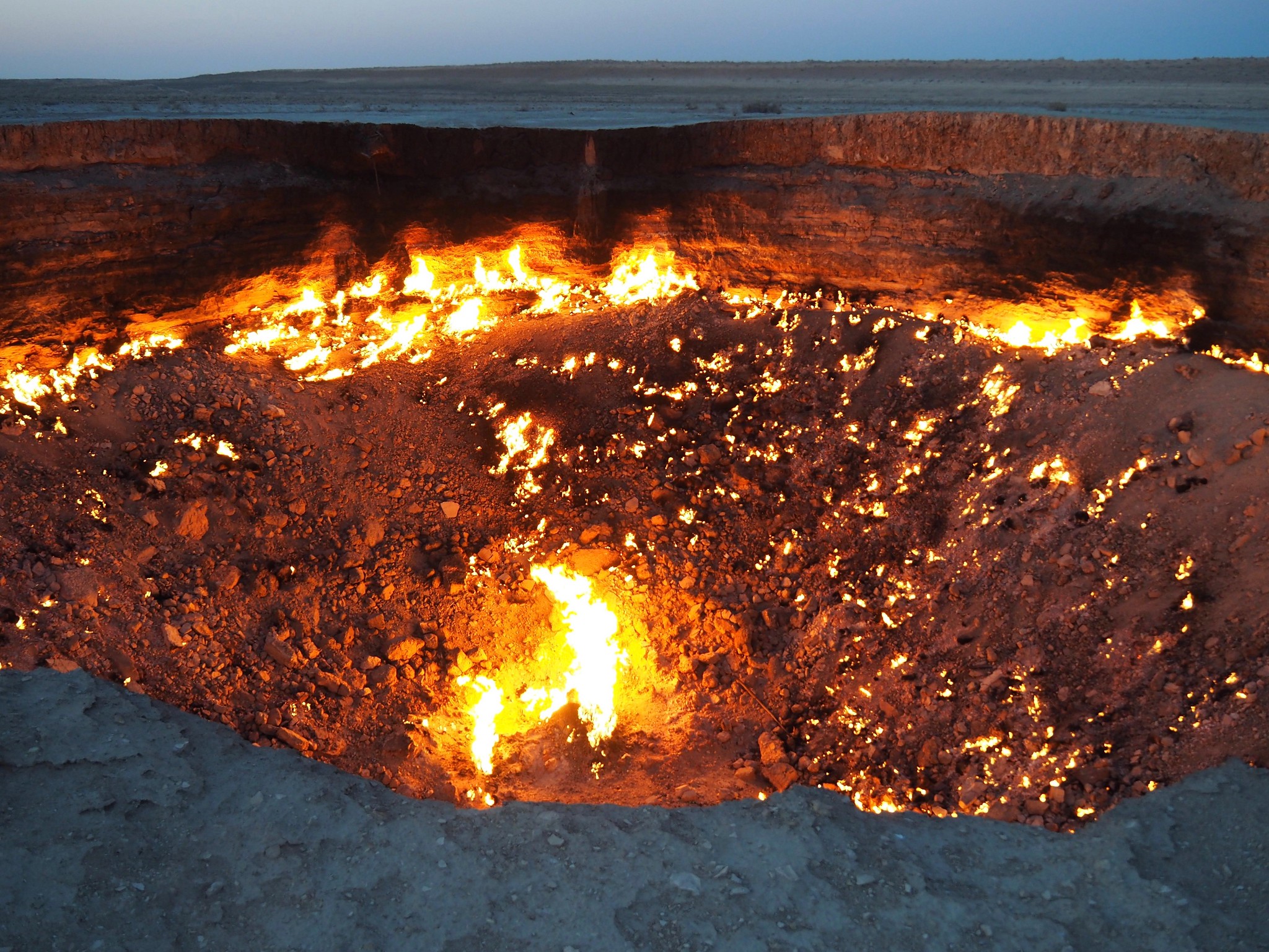 Pourquoi le cratère de Darvaza est-il toujours en feu ?