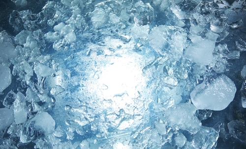 La glace : pourquoi ça glisse, pourquoi ça colle ? Les physiciens patinent depuis 150 ans