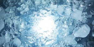 La glace : pourquoi ça glisse, pourquoi ça colle ? Les physiciens patinent depuis 150 ans