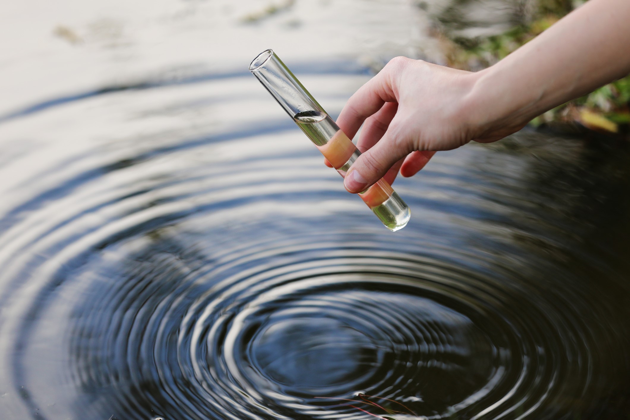 Alerte aux PFAS dans le Gard : Contamination sans précédent de l’eau potable et des cours d’eau