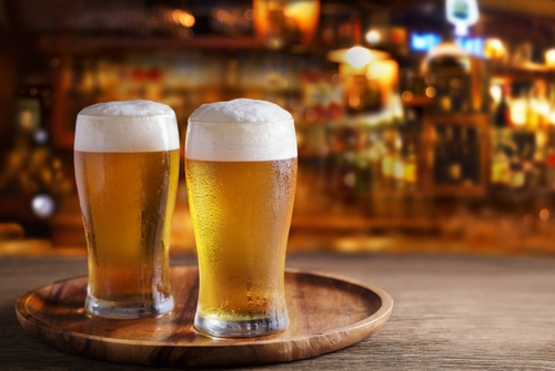 Pourquoi la bière mousse-t-elle moins quand on penche le verre ?