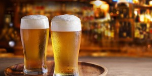 Pourquoi la bière mousse-t-elle moins quand on penche le verre ?