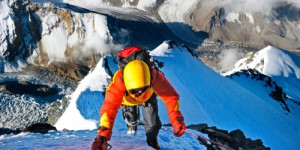 Everest : les grimpeurs devront redescendre avec leurs propres excréments après l’ascension
