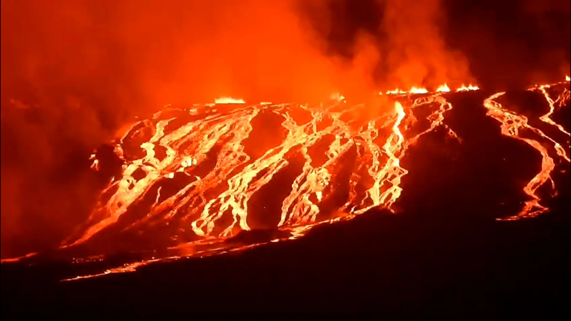 Éruption spectaculaire : le volcan La Cumbre des Galapagos enflamme le ciel !