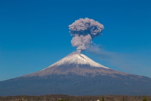 Mexique : des panaches de fumées de 2000 mètres se sont échappées du volcan Popocatepetl, l’alerte maximale est déclenchée par les autorités