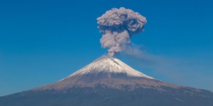 Mexique : des panaches de fumées de 2000 mètres se sont échappées du volcan Popocatepetl, l’alerte maximale est déclenchée par les autorités