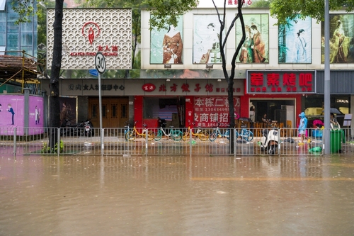 En Chine, des pluies diluviennes font craindre “les inondations du siècle” (IMAGES)