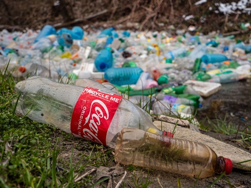 Ces entreprises seraient responsables du quart de la pollution plastique « marquée » mondiale, selon cette étude