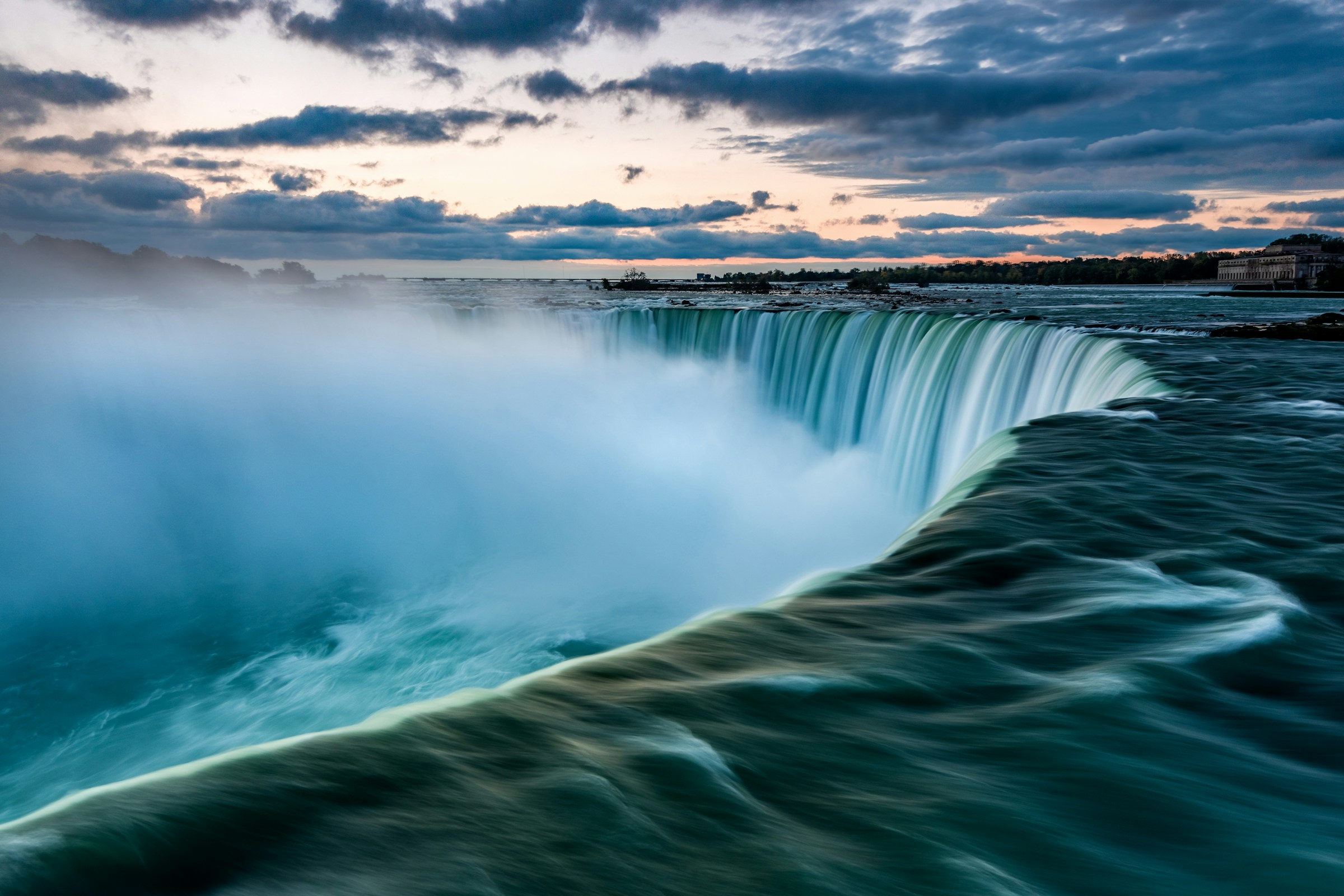 Oubliez les chutes du Niagara, voici la plus grande cascade du monde