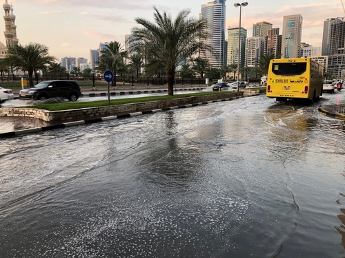 Scènes de fin du monde à Dubaï : des pluies diluviennes métamorphosent la ville (Images)