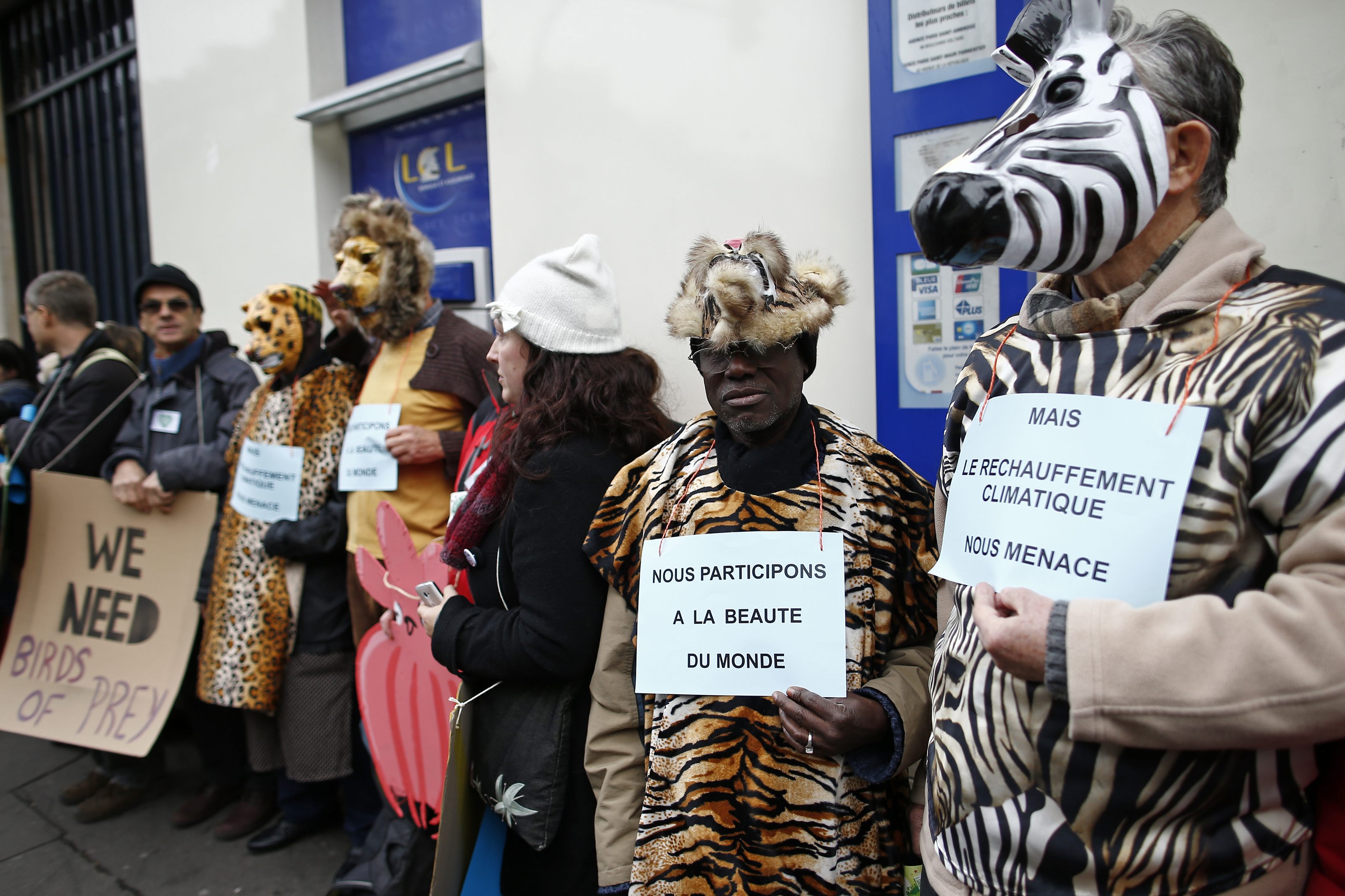 COP21 : une chaîne humaine brave l'interdiction de manifester à Paris