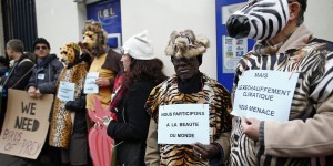 COP21 : une chaîne humaine brave l'interdiction de manifester à Paris